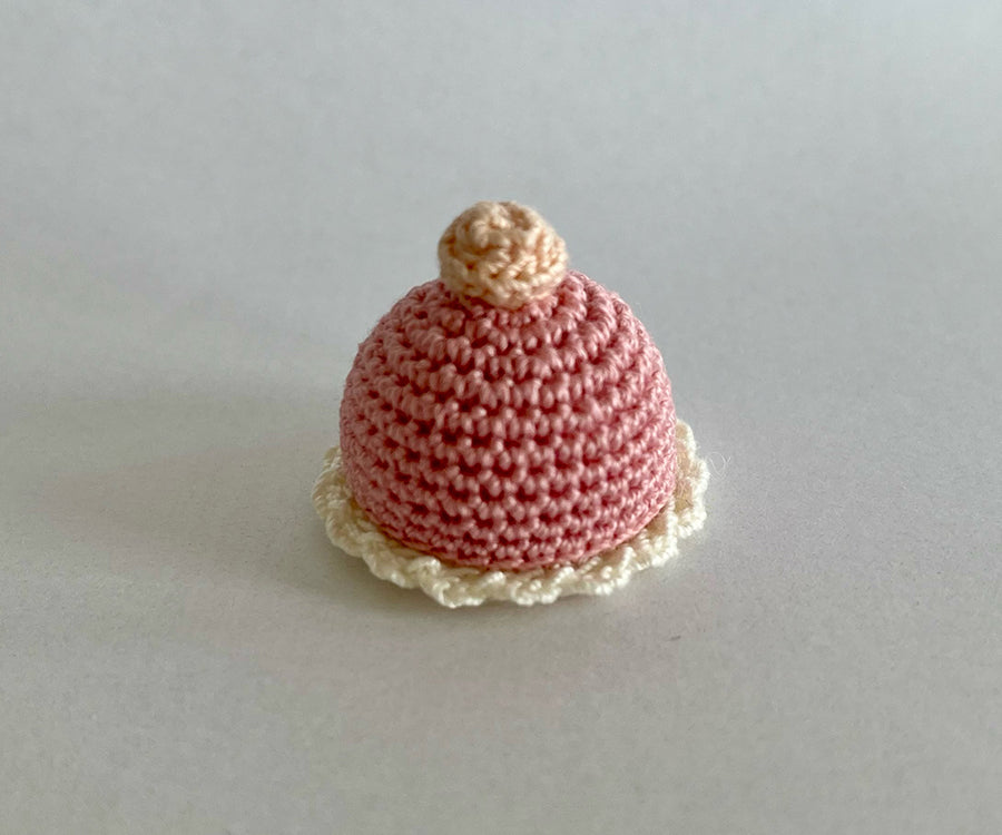 Miniatyr – Virkad prinsesstårta, rosa eller grön till dockhuset, tårta till Mailegs möss