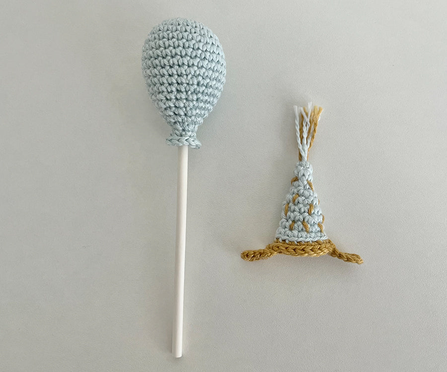 Miniatyr – Virkad ballong och partyhatt till mamma / pappa, storasyster / storebror mus