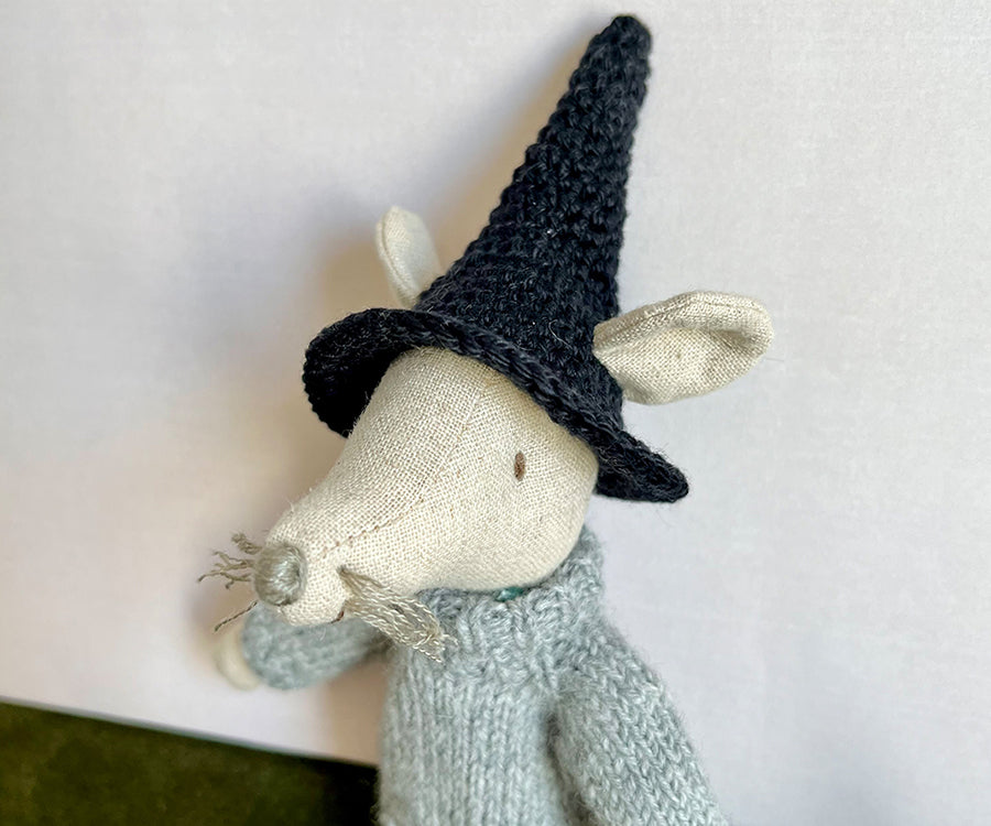 Miniatyr – Virkad häxhatt i svart, hatt för möss till Halloween, trollkarlshatt