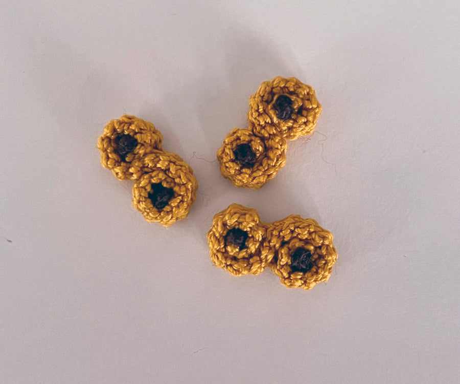 Miniatyr – Virkad lussebulle, gul lussekatt med russin till dockhuset, 1-pack