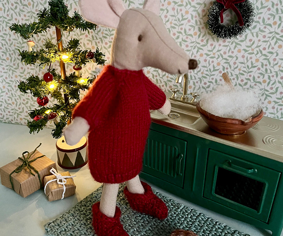 Miniatyr – Stickad klänning i merinoull till mamma/mormor/farmor mus