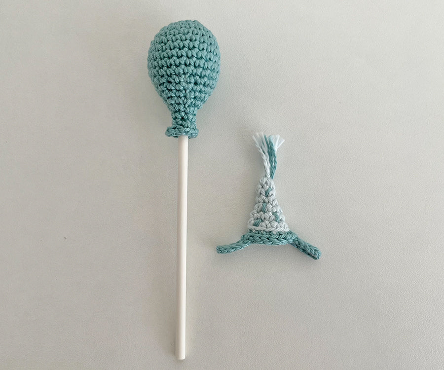 Miniatyr – Virkad ballong och partyhatt till lillasyster/ lillebror mus