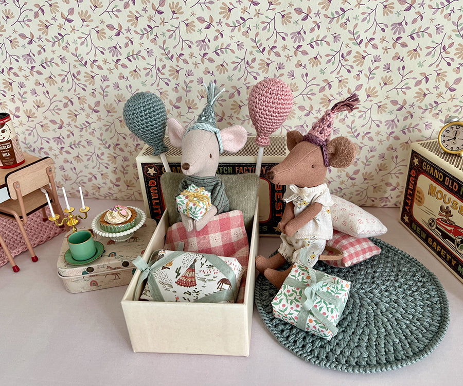 Miniatyr – Virkade partyhattar till mamma / pappa, storasyster / storebror mus, 2-pack hattar