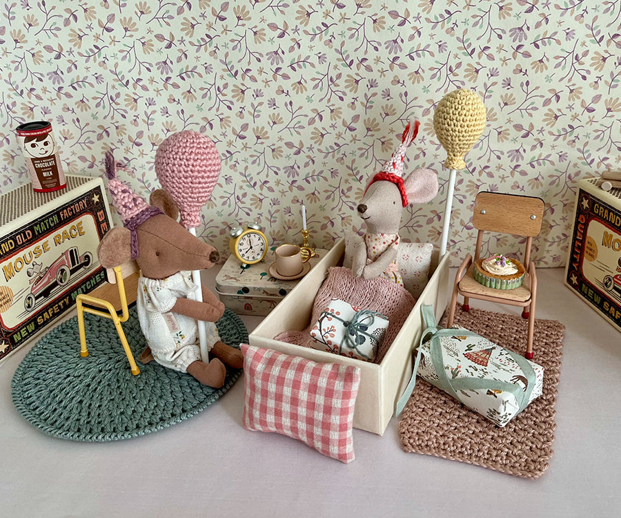 Miniatyr – Virkade partyhattar till lillasyster/ lillebror mus, hattar 2-pack