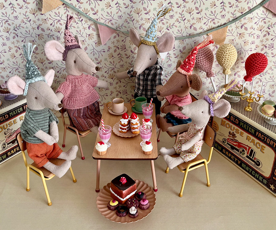 Miniatyr – Virkade partyhattar till mamma / pappa, storasyster / storebror mus, 2-pack hattar