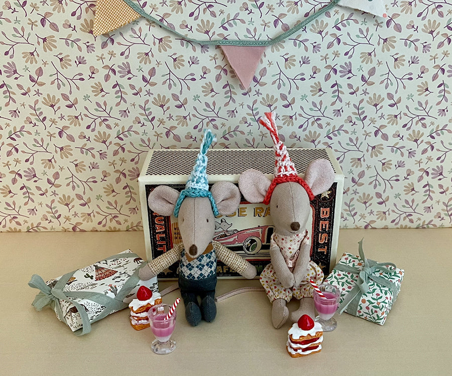 Miniatyr – Virkade partyhattar till lillasyster/ lillebror mus, hattar 2-pack