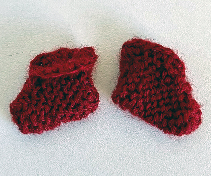 Miniatyr – Stickade röda tofflor till möss, skor till mamma, pappa, mormor/morfar mus