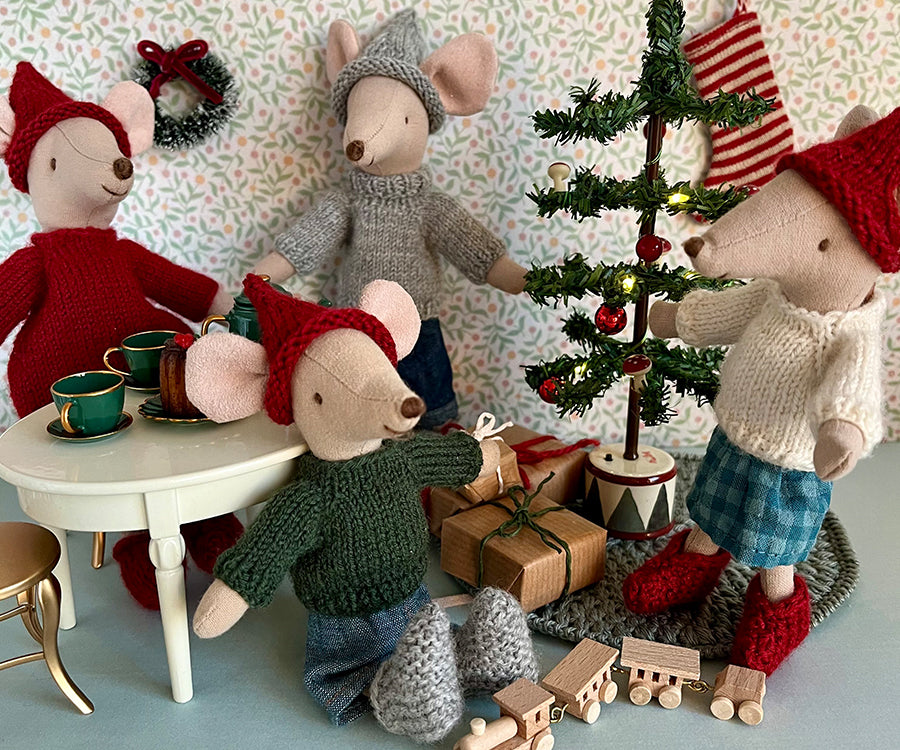 Miniatyr – Stickade grå tofflor till möss, skor till mamma, pappa, mormor/morfar mus