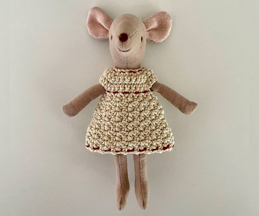 Miniatyr – Virkad julklänning till storasyster mus, vit klänning med röda detaljer