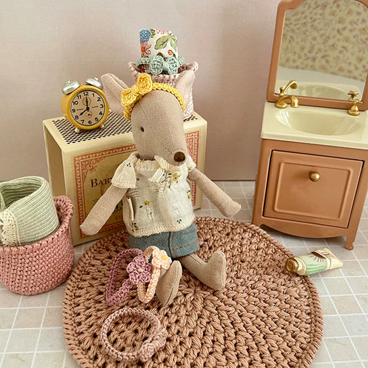 Miniatyr – Virkat hårband till storasyster mus med rosett, finns i flera olika färger