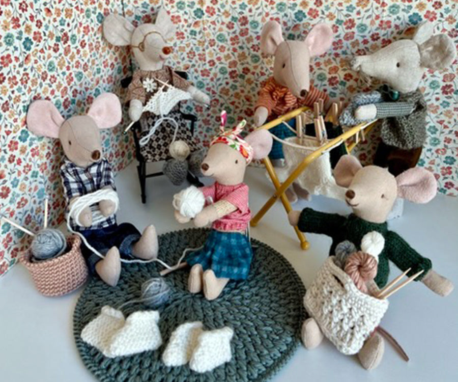 Miniatyr – Stickade vita tofflor till möss, skor till mamma, pappa, mormor/morfar mus