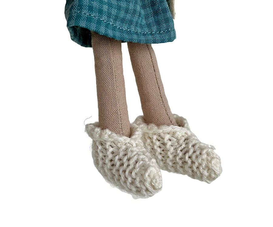 Miniatyr – Stickade vita tofflor till möss, skor till storasyster/storebror