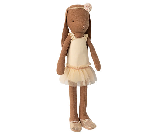 Maileg – Kanin brun, ballerina i storlek 2, bunny vit / cream med klänning i tyll, hårband och ballerinaskor