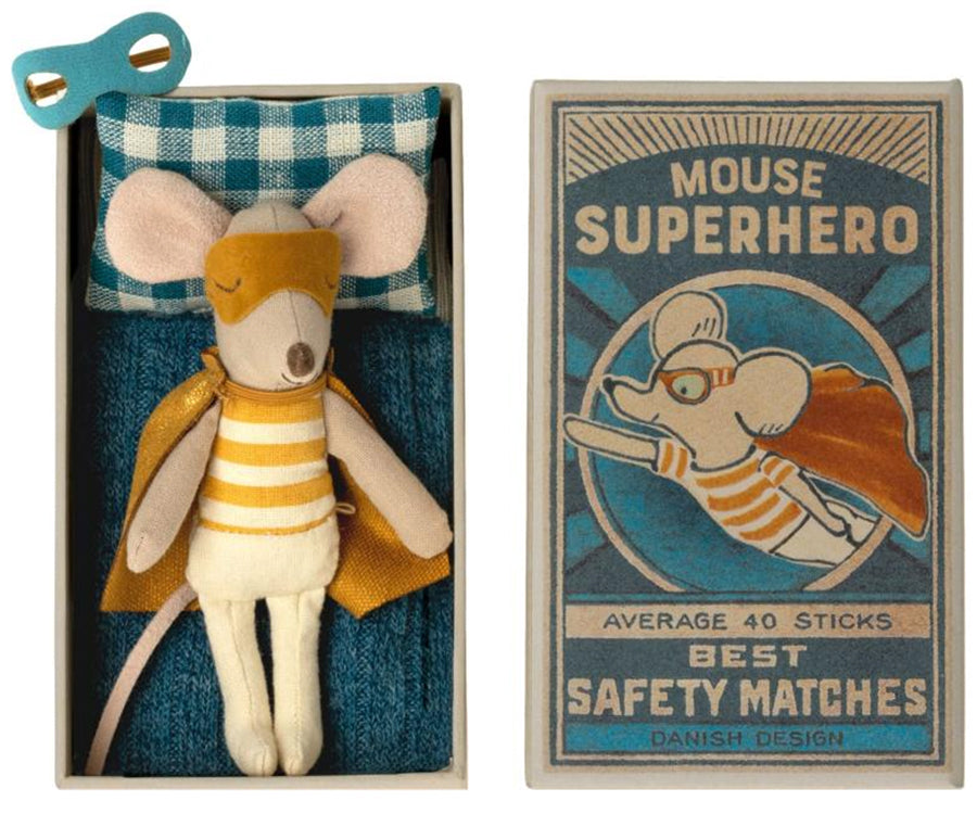 Maileg – Superhjälte mus med mantel och mask, lillebror superhjältemus i tändsticksask