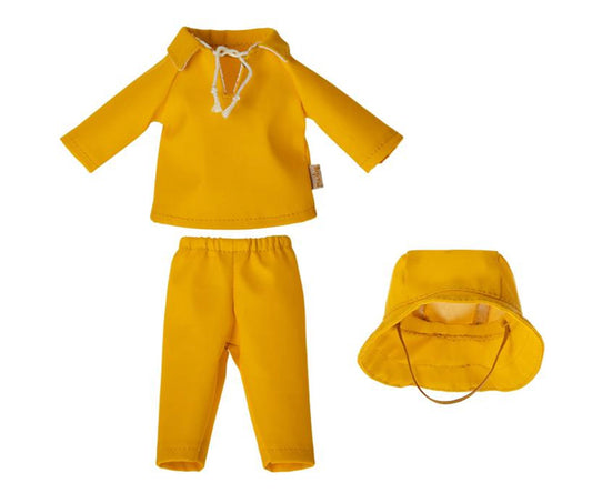Maileg – Regnkläder till teddy pappa med hatt, byxor och jacka, kläder för björn, gult regnset