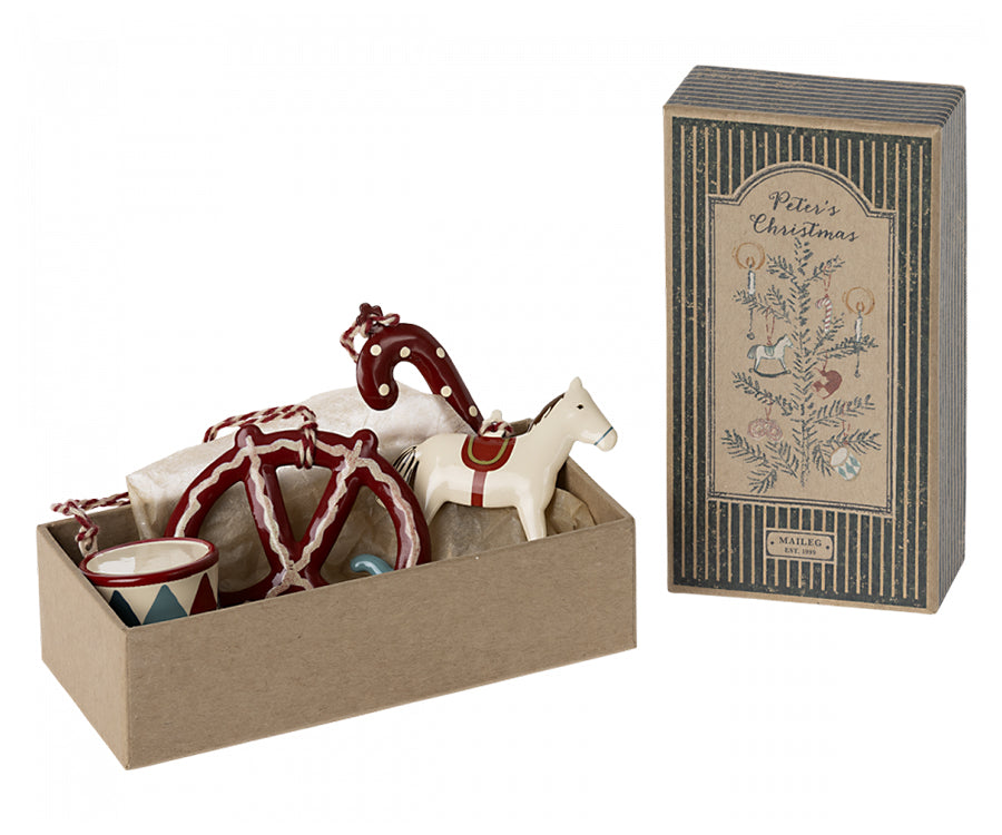 Maileg – Julpynt, Metal ornament set – Peter's Christmas i dekorativ låda