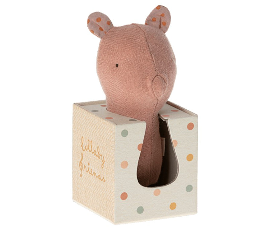 Maileg – Lullaby friends, greppvänlig gris, skallra i rosa