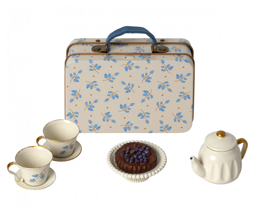 Maileg – Teservis med tårta, kanna, koppar och fat i väska, Blue Madeleine
