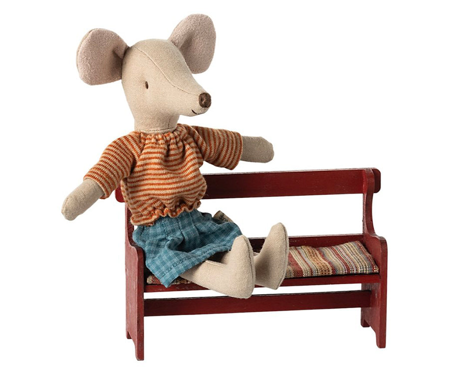 Maileg – Bänk till möss, miniatyr röd vintage träbänk med kudde till mus