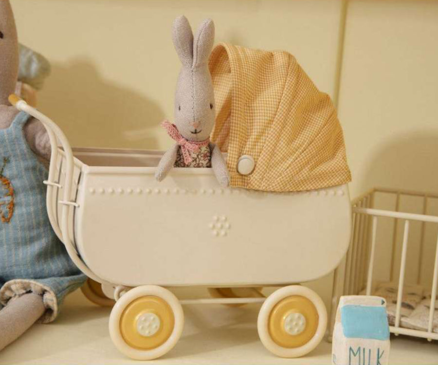 Maileg – Barnvagn micro, gul vagn med vintagelook för möss, kaniner och teddy