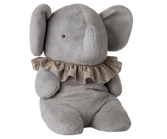 Maileg – Elefant i plysch i storlek stor och färg grå/blå med blommig krage, FÖRBESTÄLLNING
