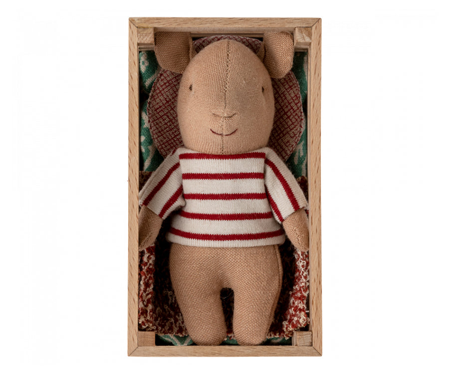 Maileg – Liten gris i låda, baby flicka med filt, kudde och madrass