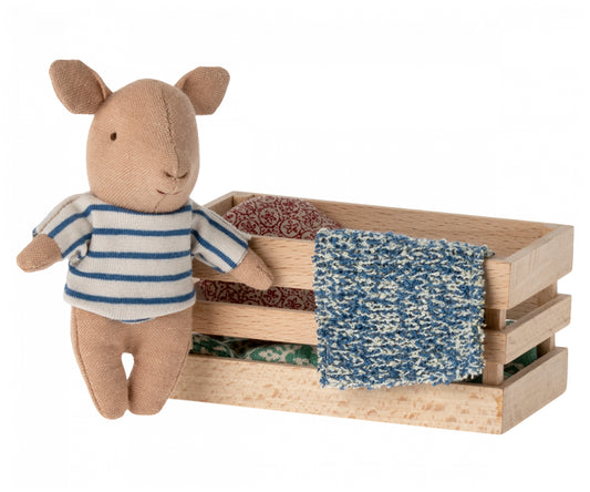 Maileg – Liten gris i låda, baby pojke med filt, kudde och madrass