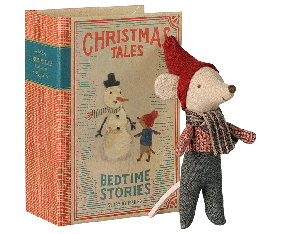 Maileg – Babymus jul i bok, julmus bebis mus med tomteluva i kartong som bok, julmotiv