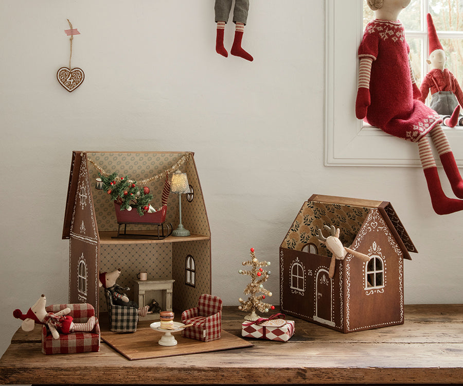 Maileg – Julgran i guld, miniatyr gran med julkulor och fot till dockhus