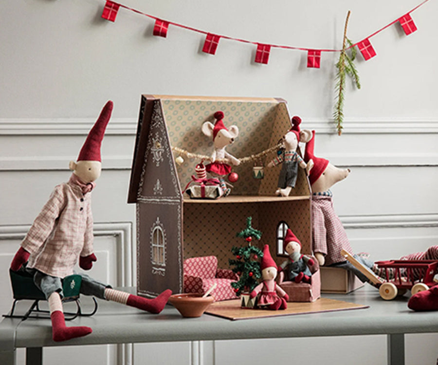 Maileg – Julgran grön, miniatyr gran med julkulor och fot till dockhus