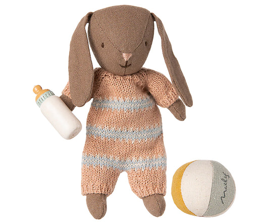 Maileg – Kanin brun i storlek micro med boll och nappflaska, bunny flicka rose / rosa med magneter i händerna, FÖRBESTÄLLNING