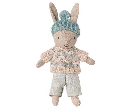 Maileg – Kanin i storlek micro med mössa, stickad tröja och byxor, bunny pojke blå / sand / mint, FÖRBESTÄLLNING