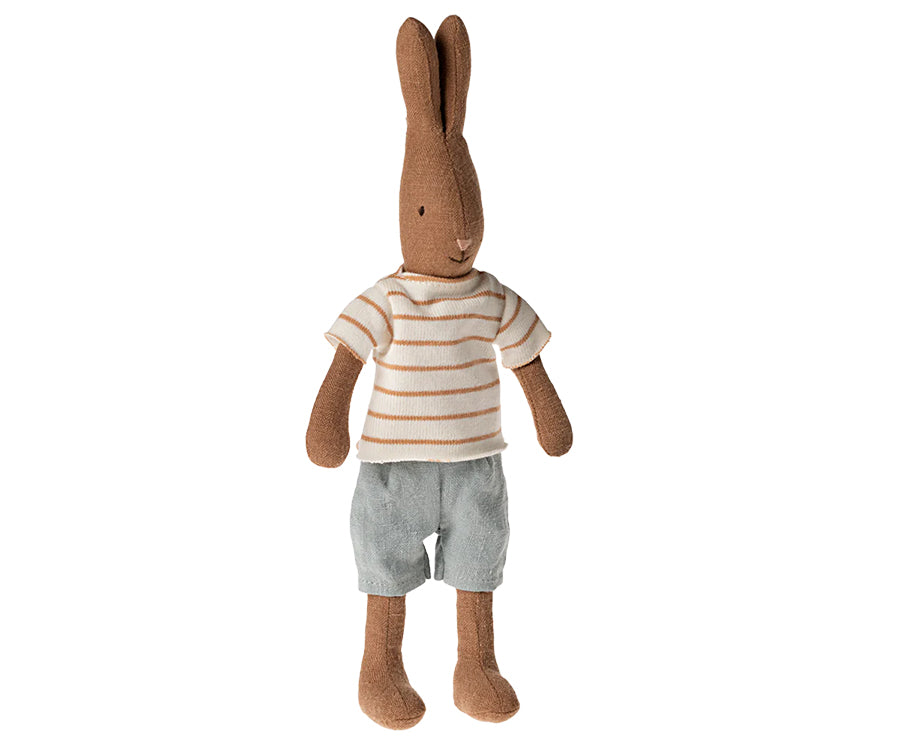 Maileg – Kanin pojke, med stickad randig tröja & bruna byxor, bunny size 1