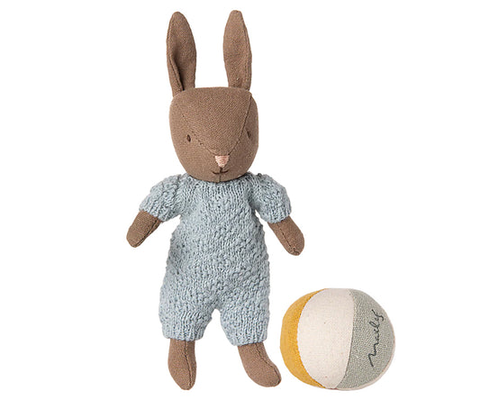 Maileg – Kanin blå, storlek micro med boll, rabbit brun pojke med magneter i händerna