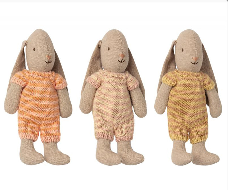 Maileg – Kanin baby micro, bunny i randig stickad jumpsuit, gul