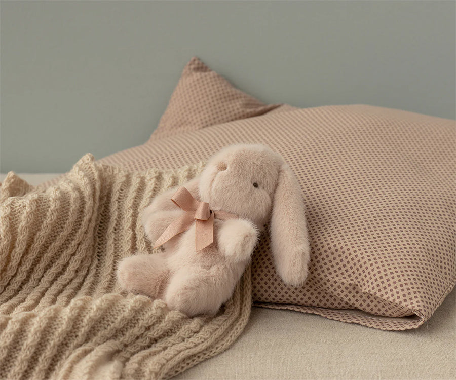 Maileg – Liten kanin ljusrosa i plysch, bunny light powder mini med rosa rosett