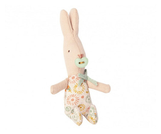 Maileg – Kanin baby pojke My, Kaninpojke blommiga kläder med napp (slutsåld kollektion)