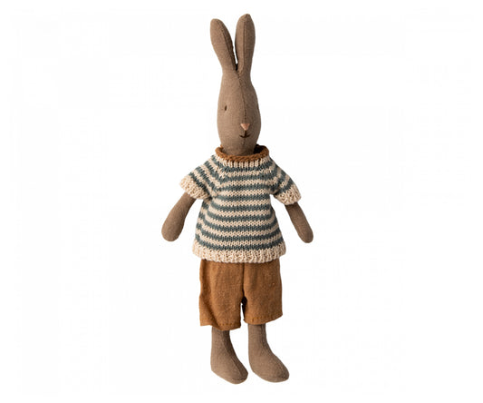 Maileg – Kanin pojke, med stickad randig tröja & bruna byxor, bunny size 1