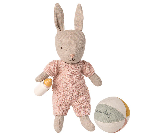 Maileg – Kanin rosa, storlek micro med boll och nappflaska, rabbit flicka sand rose / rosa med magneter i händerna, FÖRBESTÄLLNING