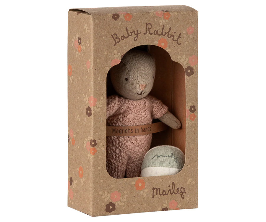 Maileg – Kanin rosa, storlek micro med boll, rabbit flicka sand rose / rosa med magneter i händerna