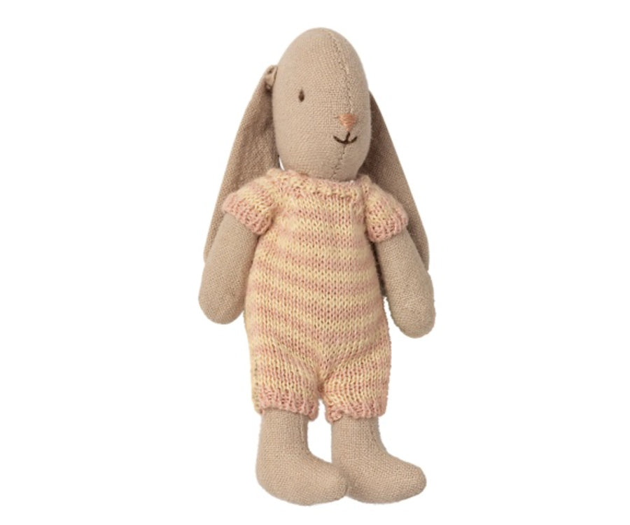 Maileg – Kanin baby micro, bunny i randig stickad jumpsuit, rosa