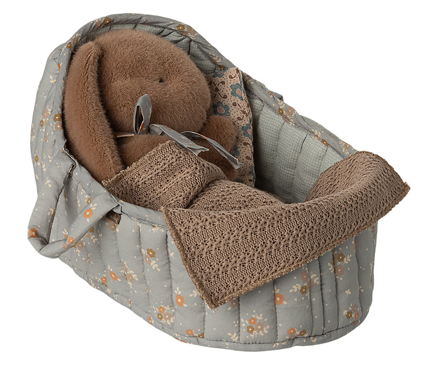Maileg – Babylift i blått, bärsäng med kudde och filt i fint blommigt mönster för gosedjur, FÖRBESTÄLLNING