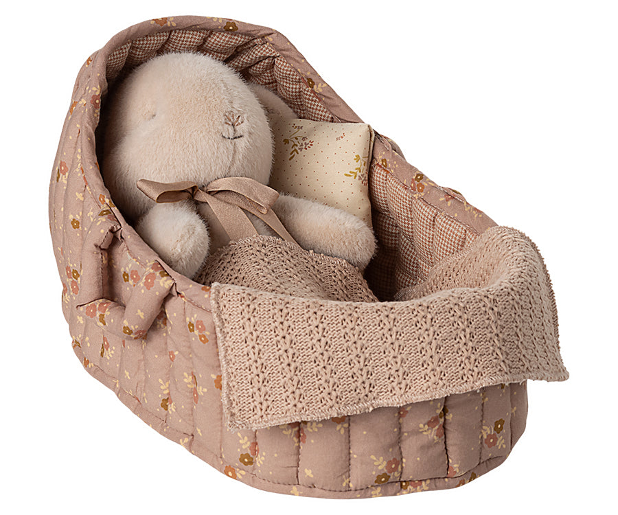 Maileg – Babylift i rosa, bärsäng med kudde och filt i fint blommigt mönster för gosedjur, FÖRBESTÄLLNING