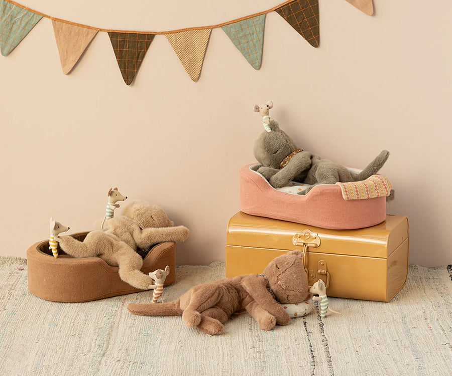 Maileg – Katt, färg cream peach, kattunge med blommig scarfs