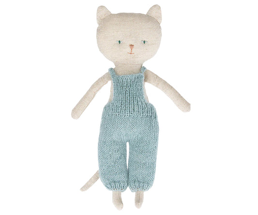 Maileg – Katt, Chatons kattunge dark nature, vit med blå byxor, gosedjur / mjukisdjur