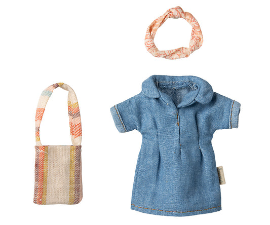 Maileg – Kläder till mamma mus, jeansklänning med väska och hårband, klänning jeans och randig tygpåse