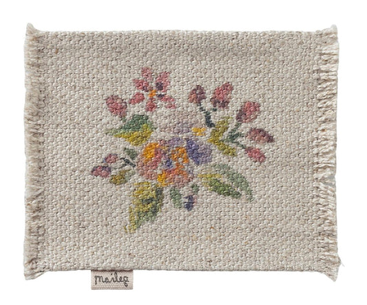 Maileg – Matta med blommor och fransar, storlek liten, miniatyr dockhus