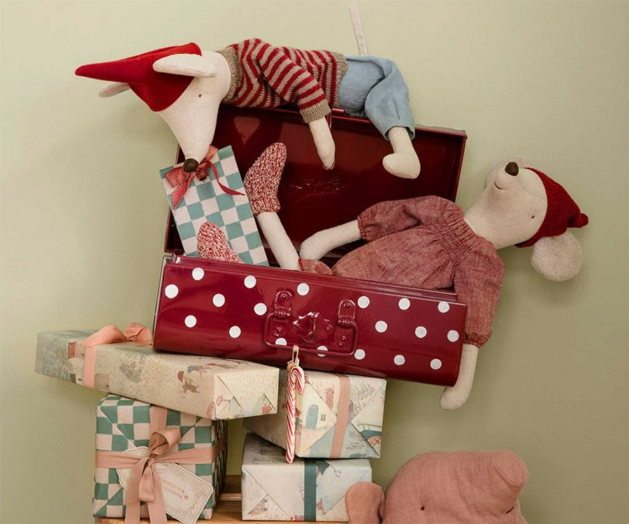 Maileg – Stor mus maxi flicka julmus, vintermus med klänning, strumpor och tomteluva