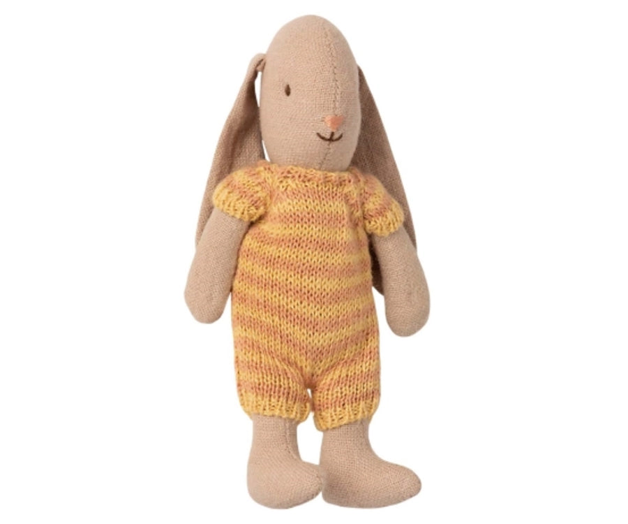 Maileg – Kanin baby micro, bunny i randig stickad jumpsuit, gul