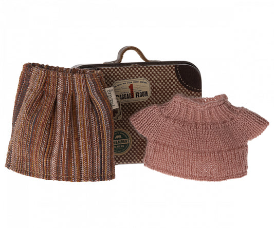 Maileg – Stickad kofta och kjol för mormor mus i resväska